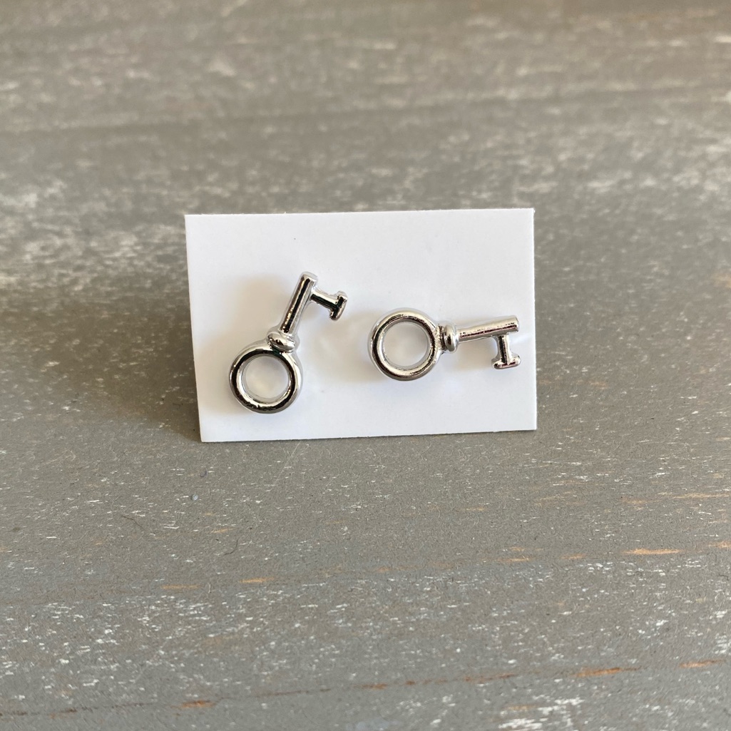 Steve Madden Silver Key Stud Earrings Nwt 15$